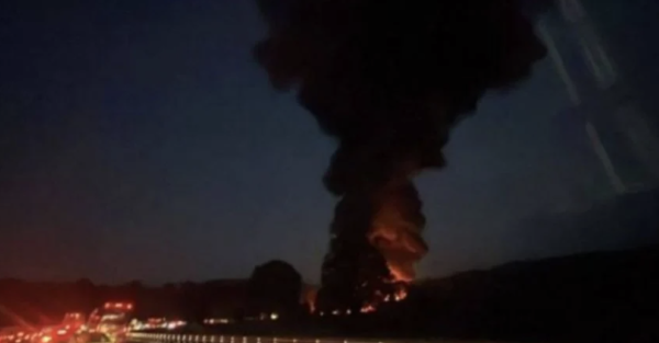 Pipa vuelca y explota en la carretera México-Puebla; equipos de emergencia atienden el siniestro