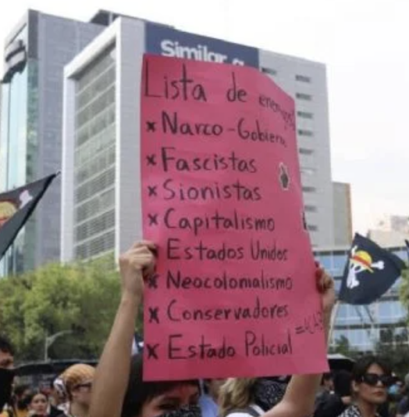 Jóvenes marchan en CDMX contra la violencia; policías les impiden llegar al Zócalo