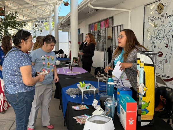 Organizan “Feria de Cambaceo” para usuarios de la Escuela de Artes y Oficios