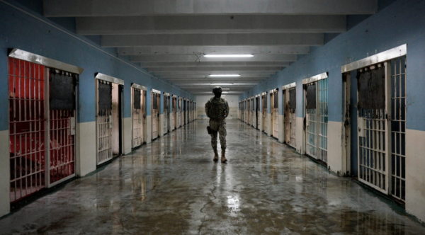 Ecuador traslada a unos 300 reclusos de alta peligrosidad a nueva prisión de máxima seguridad
