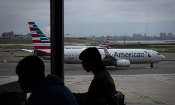 Pasajeros aéreos enfrentan frustración luego que EU ordena más recortes de vuelos