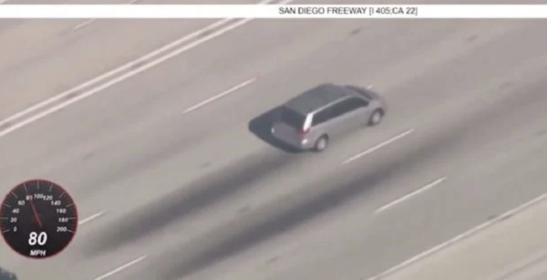 Prófuga evade a la policía por cuatro condados de California antes de huir a México (Video)
