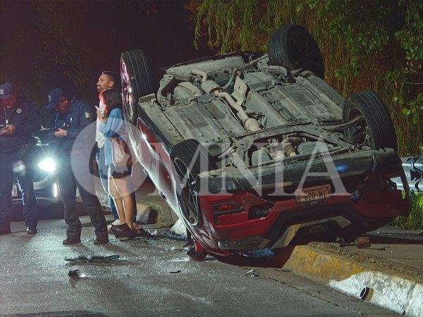 Choque y volcadura sobre la Teófilo Borunda; dos lesionados