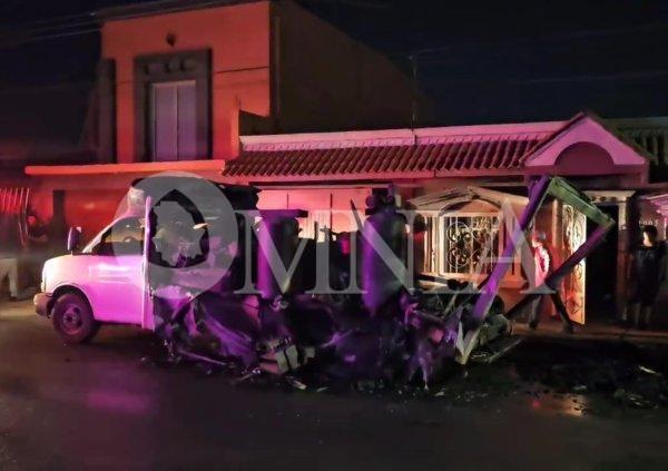 Incendio consume camioneta cargada con poliuretano en la colonia División del Norte en Ciudad Juárez