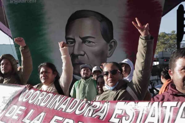 Maestros de la CNTE protestan en el Zócalo; instalarán plantón en Cámara de Diputados