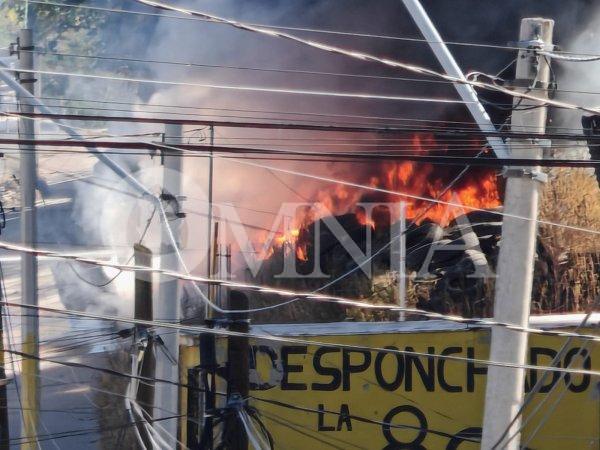 Fuerte incendio de llantas en la colonia Cerro de la Cruz genera movilización de rescate