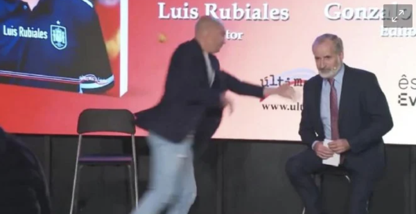 Lanzan huevos a Luis Rubiales durante la presentación de su libro (Video)