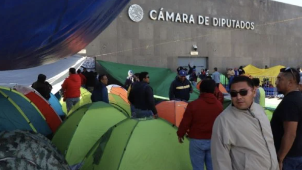 La CNTE instala plantón en inmediaciones de la Cámara de Diputados