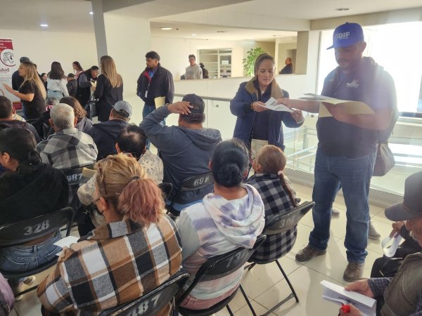Entregan aparatos auditivos a 46 beneficiarios del municipio de Meoqui de manera gratuita