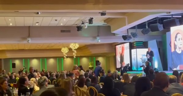 Abuchean empresarios a Cruz Perez Cuellar en evento del CCE