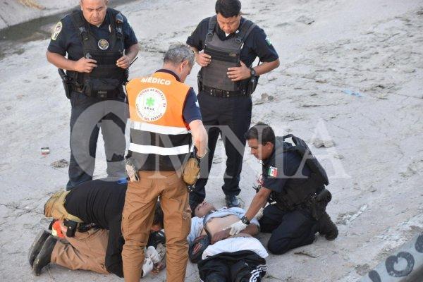 Hombre en aparente sobredosis es rescatado de un arroyo en la Vialidad Los Nogales