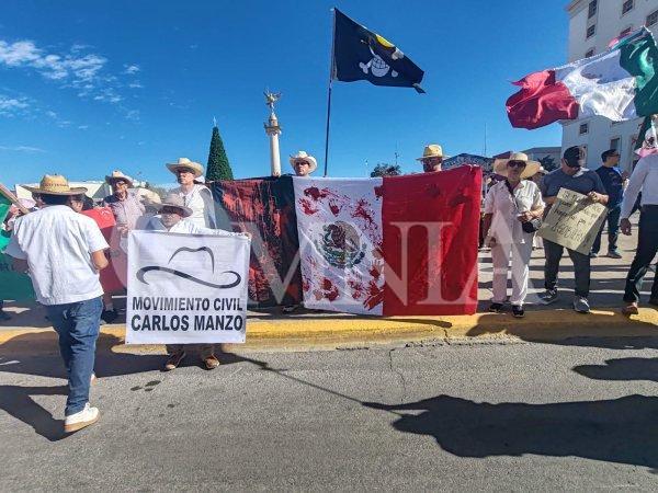 (Galería) Arriban manifestantes a Palacio; pegan en ventanas pancartas
