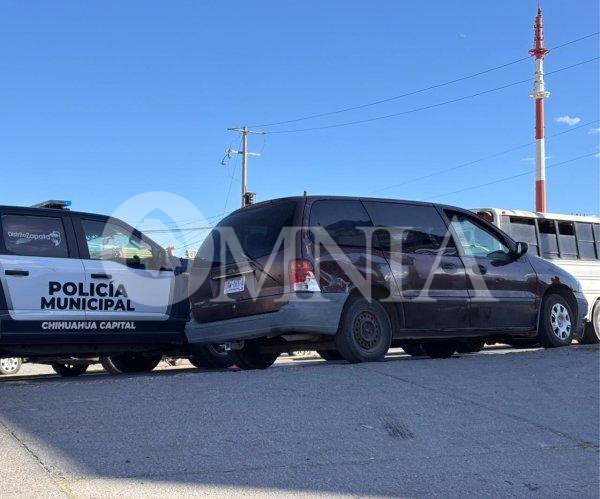 Policía municipal resulta herido tras ser impactado por camioneta