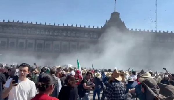 Lanzan humo a grupo de manifestantes que intentó escalar la valla de Palacio Nacional en la marcha de la 