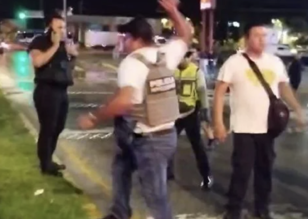 Policías de Playa del Carmen agreden a prensa que documentaba disuasión de bloqueo carretero