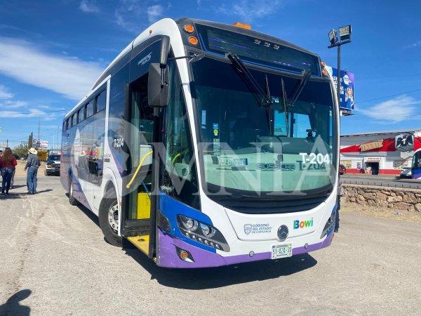 Falla de semáforo provoca choque entre pickup y camión Bowie en la colonia Villa