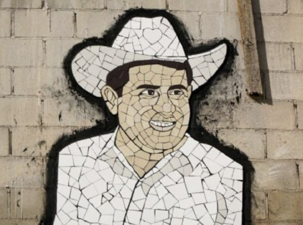 Colocan mural de Carlos Manzo frente a oficinas de la FGE en Mexicali