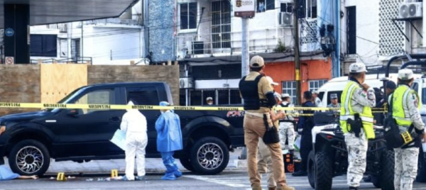 En pleno puente, dos turistas son baleado en la costera de Acapulco; uno murió