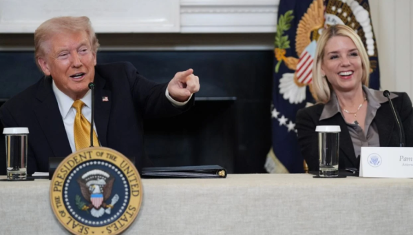 Trump asegura que firmaría la ley para publicar los archivos de Epstein