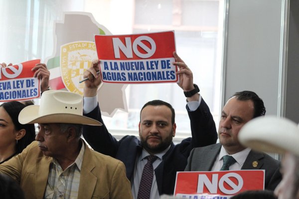 Arturo Medina, del PRI, detiene sesión del Congreso; saca a diputados a atender a campesinos