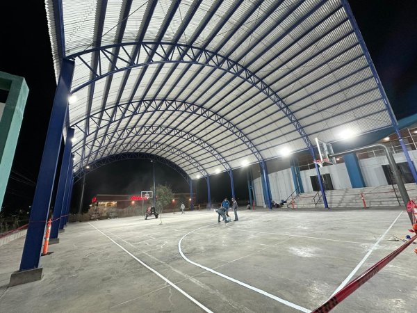 Ultiman detalles en la rehabilitación exterior del Gimnasio Stege en Meoqui