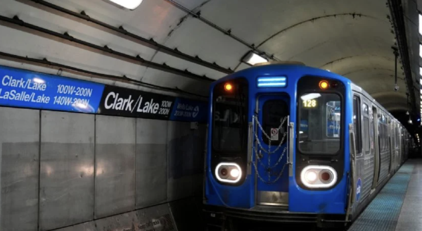 Hombre prende fuego a mujer dentro del metro de Chicago; la víctima está en estado crítico
