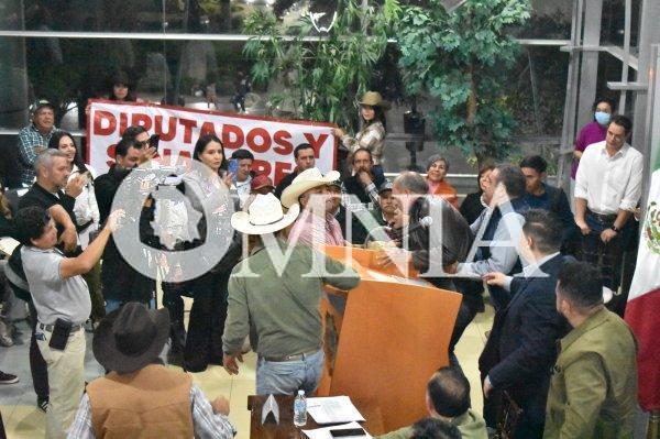 Galería: Martín Solís escapa de ser agredido por productores en el Congreso