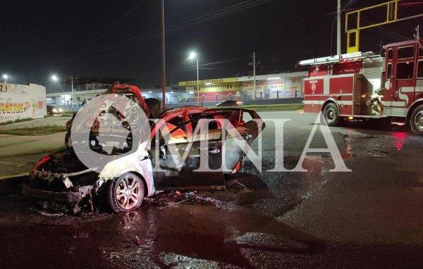 Vehículo se incendia en glorieta del Eje Vial Juan Gabriel en Ciudad Juárez