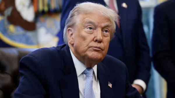 Reloj rolex y lingote de oro en el escritorio de Trump levantan sospechas tras reducción de aranceles a Suiza