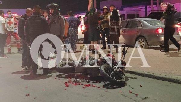 Motociclista arrolla a vendedora de flores en Ciudad Juárez