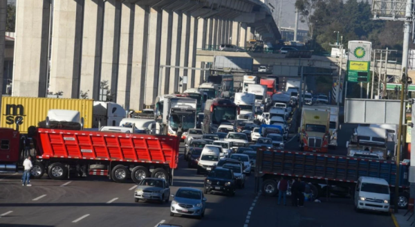 Transportistas paralizan principales arterias viales del país con megabloqueo