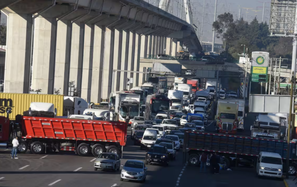 Transportistas rechazan motivación política en megabloqueo