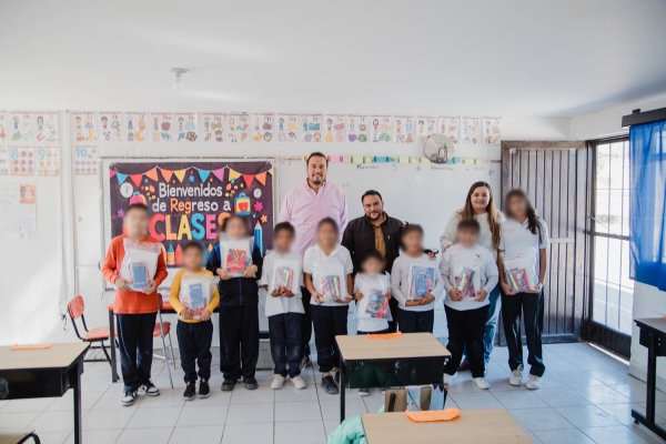 Jorge Aldana entrega útiles escolares a niñas y niños de Maravillas con apoyo de la gobernadora Maru Campos