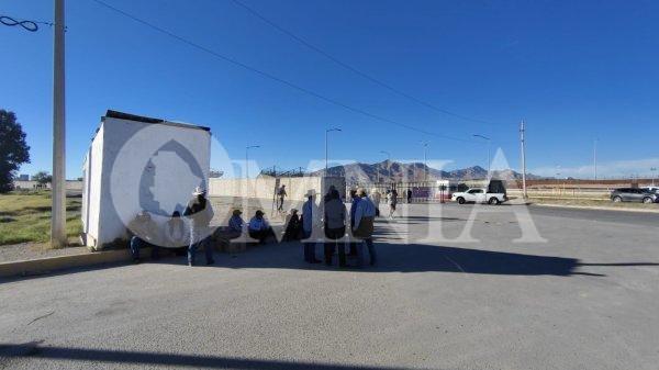 Agricultores cierran el Puente Libre y paralizan todos los cruces de carga en Ciudad Juárez