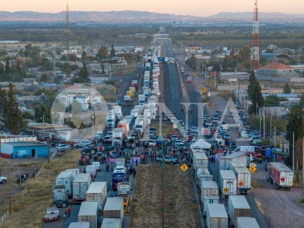 Se reportan cierres y liberaciones en tramos carreteros del estado