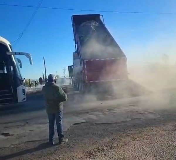 Manifestantes cierran con montones de tierra carretera a la altura de Lázaro Cárdenas