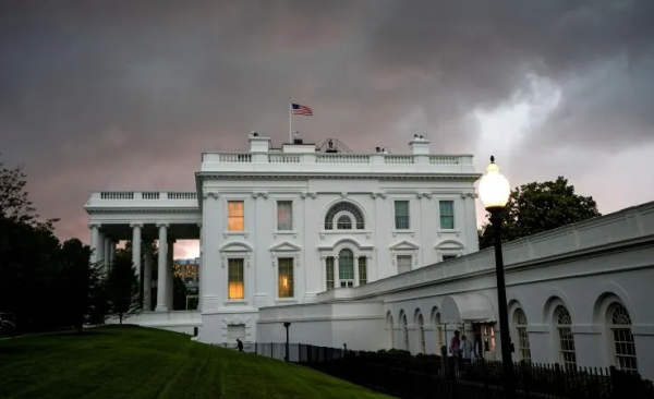 Balean a dos miembros de la Guardia Nacional de EU cerca de la Casa Blanca