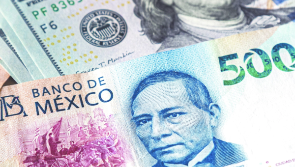 Peso mexicano se aprecia ante persistente debilitamiento del dólar