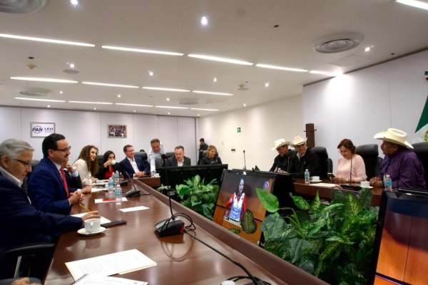 Productores y transportistas dialogan con senadores del PAN y PRI, Morena no se presentó