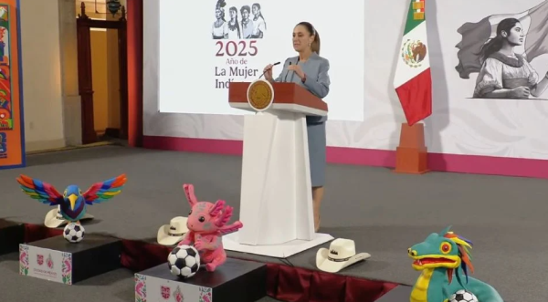 Colocan sombreros en la conferencia de Sheinbaum para presentación del Mundial; los quitan minutos después