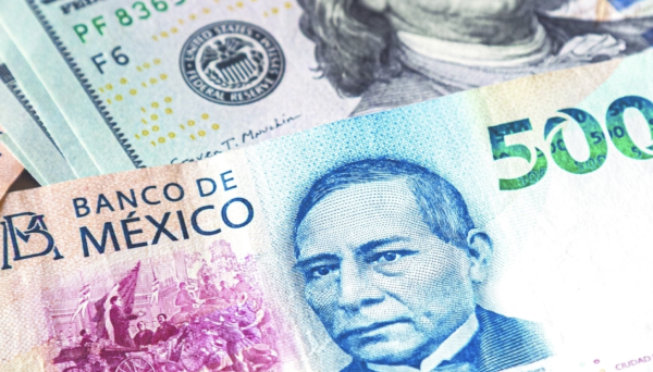 Peso mexicano cae marginalmente contra el dólar en una jornada de escaso movimiento