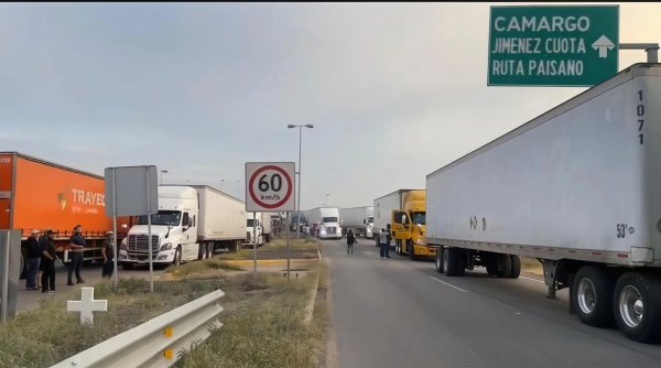 Tensión en el bloqueo de agricultores en Camargo: transportistas derriban barricadas y circulan en sentido contrario