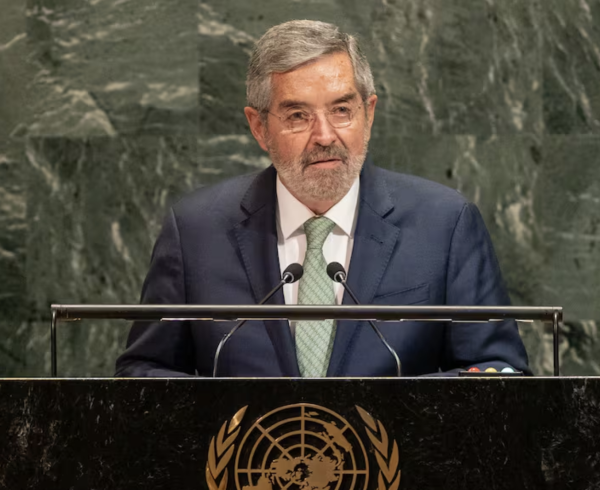 El canciller mexicano, Juan Ramón de la Fuente, pide licencia temporal para someterse a una operación de columna