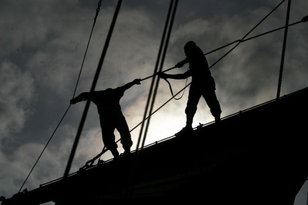 Cinco marinos resultan heridos en Cozumel durante maniobras de mantenimiento; manipulaban combustible