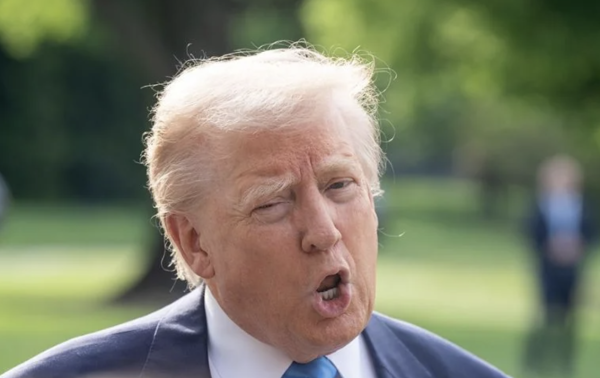 Trump insulta a una reportera por preguntarle por qué culpa a Biden del tiroteo en Washington