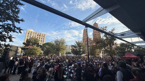Comienza a reunirse el público para el Primer Informe de Actividades de la diputada Brenda Ríos
