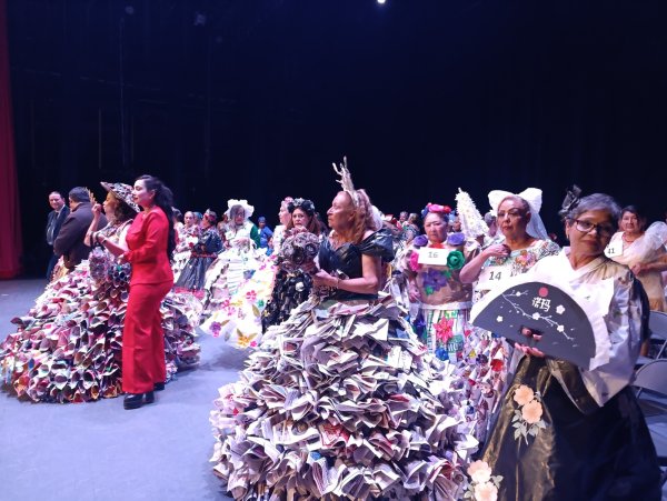 Abuelitas de los Club del Abuelo del Municipio desfilan en el Concurso de Reciclaje 2025