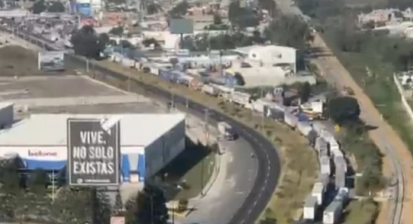Bloqueos de productores de maíz colapsa ingresos y salidas carreteras en Guadalajara (Videos)