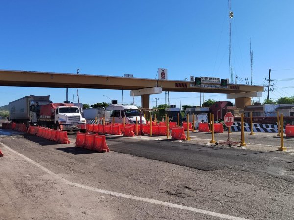 Continúan 16 bloqueos de agricultores en autopistas para exigir aumento al precio del maíz; es el segundo día de protestas