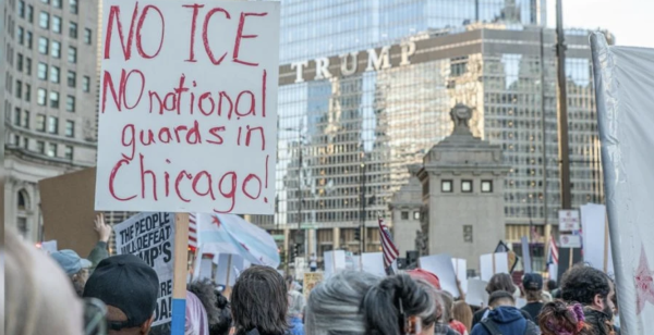 Jueza intensifica supervisión contra agentes enviados por Trump para redadas migratorias en Chicago